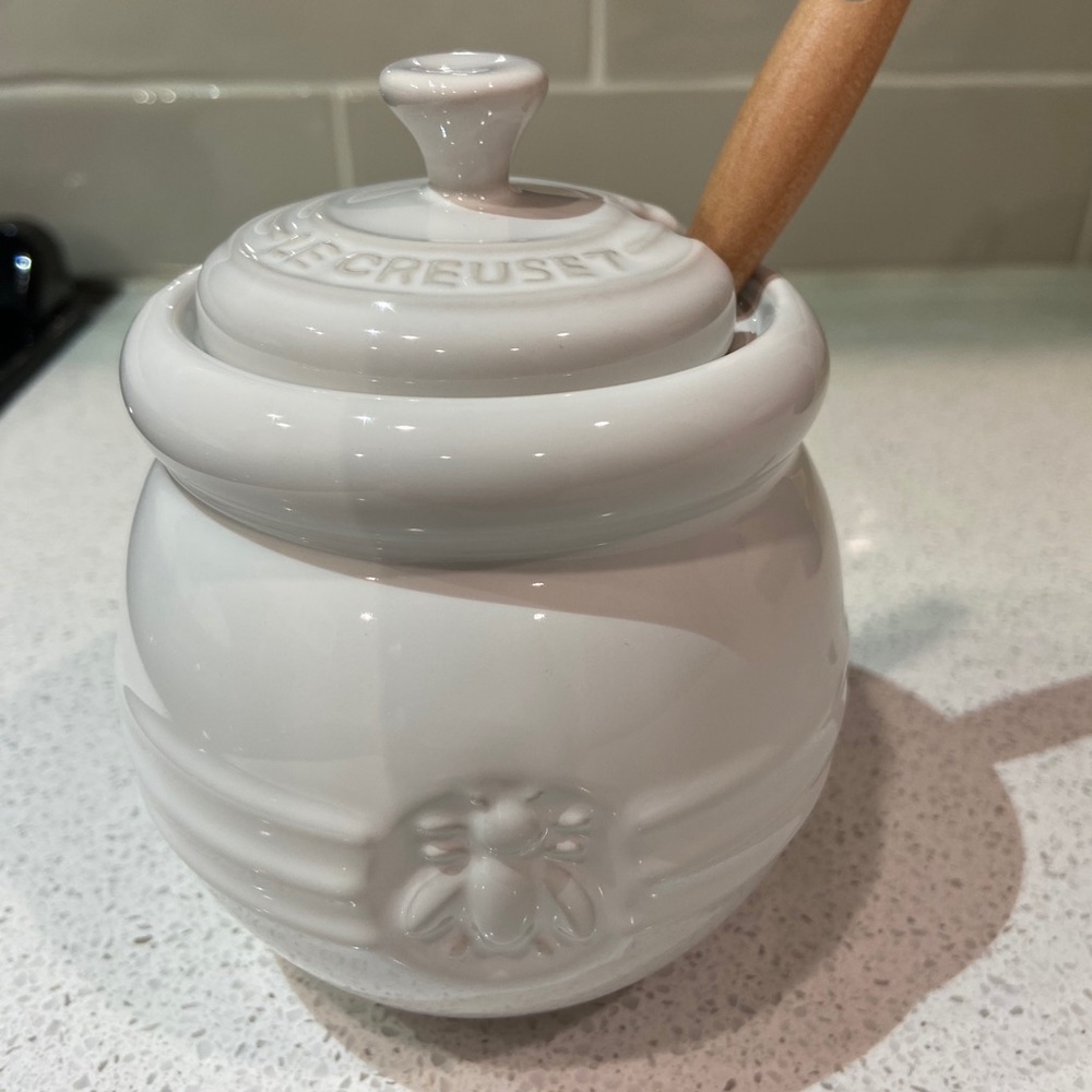 NWT Le Creuset Honey Pot & Silicone Dipper 🍯